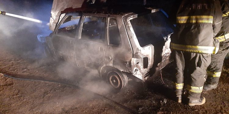 UN AUTO SE PRENDIÓ FUEGO EN INDEPENDENCIA AL 4200