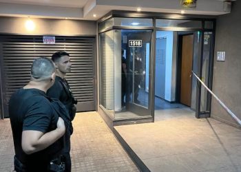 EN ROSARIO BALEARON EL FRENTE DE UN EDIFICIO Y DEJARON UNA AMENAZA