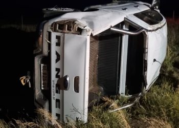 UNA CAMIONETA HIZO UNA MALA MANIOBRA Y TERMINÓ VOLCANDO