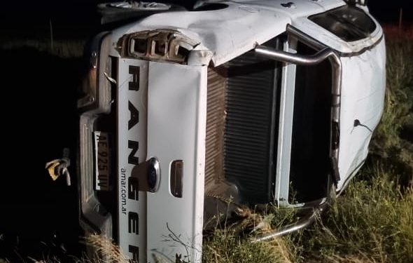 UNA CAMIONETA HIZO UNA MALA MANIOBRA Y TERMINÓ VOLCANDO