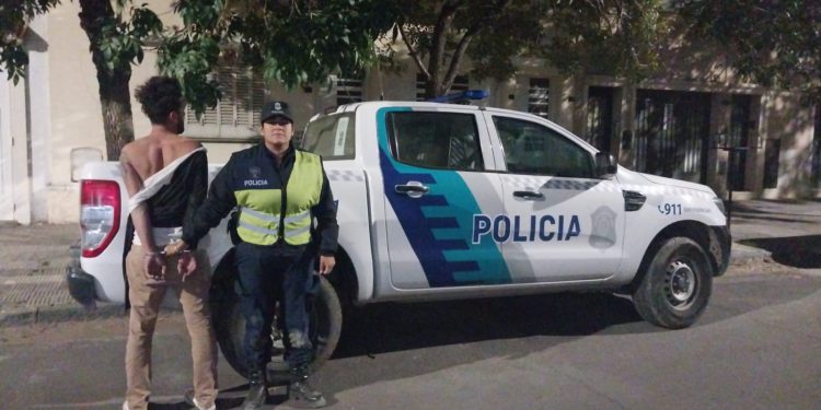 INTENTÓ DARSE A LA FUGA EN SU AUTO Y QUEDÓ DETENIDO