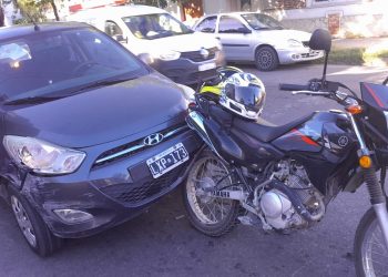 UNA CONDUCTORA ALCOHOLIZADA CHOCÓ A UNA MOTO