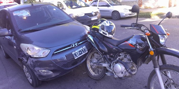 UNA CONDUCTORA ALCOHOLIZADA CHOCÓ A UNA MOTO