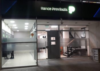 ROMPIÓ VIDRIERAS Y ROBÓ EN DOS COMERCIOS