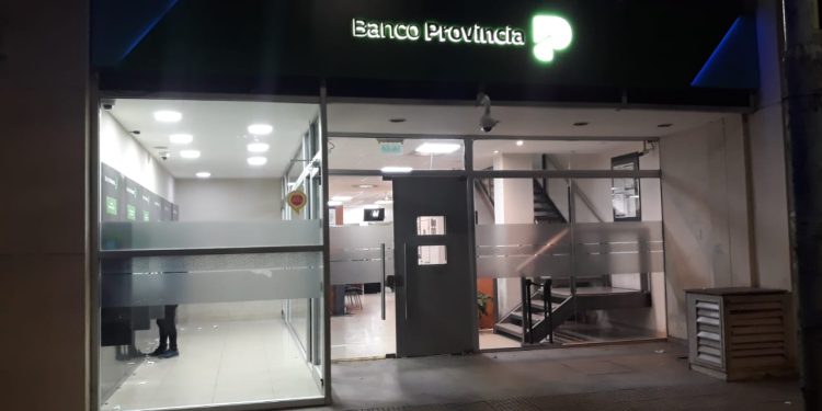 ROMPIÓ VIDRIERAS Y ROBÓ EN DOS COMERCIOS