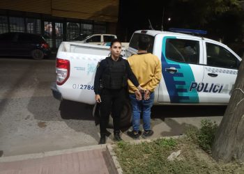 UN HOMBRE APREHENDIDO POR ROMPER EL AUTO DE SU PAREJA
