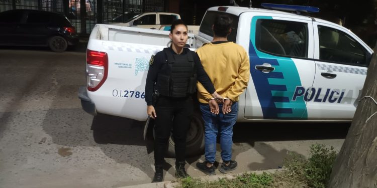 UN HOMBRE APREHENDIDO POR ROMPER EL AUTO DE SU PAREJA