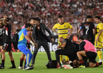 EL JUEGO ENTRE ESTUDIANTES Y BOCA JUNIORS SE SUSPENDIÓ A LOS 27 MINUTOS POR LA DESCOMPENSACIÓN DE JAVIER ALTAMIRANO