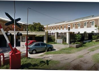 UNA MUJER ROMPIÓ EL VIDRIO DE UN DEPARTAMENTO