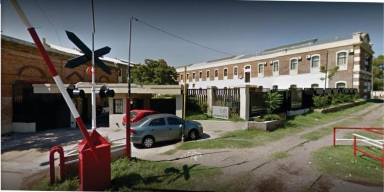 UNA MUJER ROMPIÓ EL VIDRIO DE UN DEPARTAMENTO