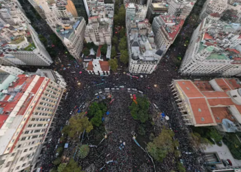 UNA MULTITUD DEFENDIÓ EL VALOR DE LA EDUCACIÓN PÚBLICA Y PIDIÓ UN LÍMITE AL AJUSTE EN LAS UNIVERSIDADES