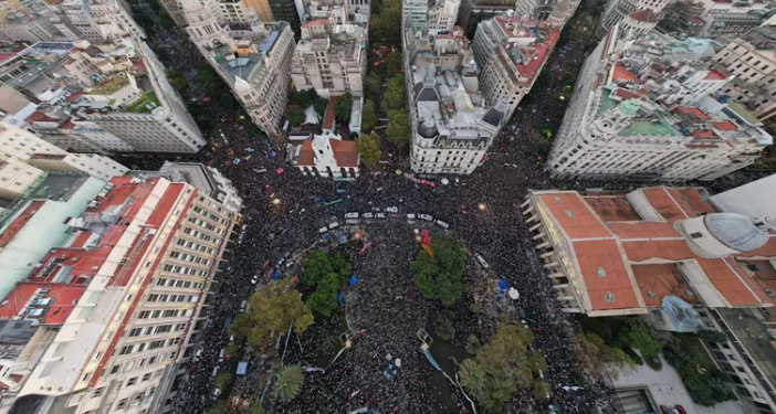 UNA MULTITUD DEFENDIÓ EL VALOR DE LA EDUCACIÓN PÚBLICA Y PIDIÓ UN LÍMITE AL AJUSTE EN LAS UNIVERSIDADES