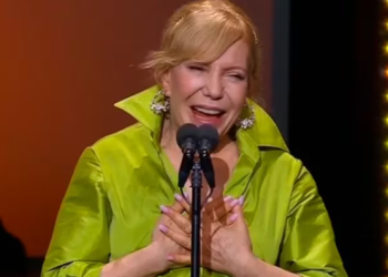 CECILIA ROTH OVACIONADA DE PIE EN LOS PREMIOS PLATINO 2024 POR SU TRAYECTORIA