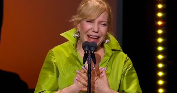 CECILIA ROTH OVACIONADA DE PIE EN LOS PREMIOS PLATINO 2024 POR SU TRAYECTORIA