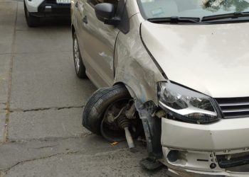 CHOCÓ A CUATRO AUTOS ESTACIONADOS Y LOS CONTROLES LE DIERON NEGATIVO