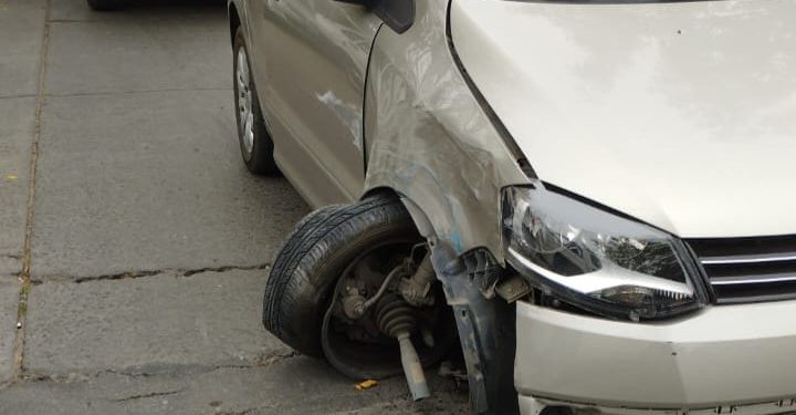 CHOCÓ A CUATRO AUTOS ESTACIONADOS Y LOS CONTROLES LE DIERON NEGATIVO