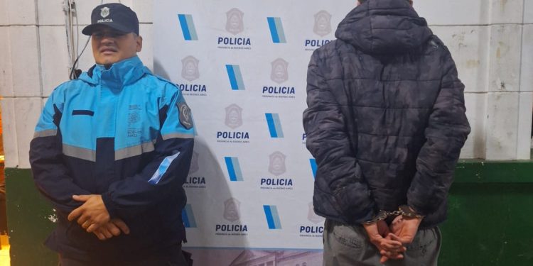 LO ATRAPARON DENTRO DE UNA CASA CON UN CELULAR ROBADO