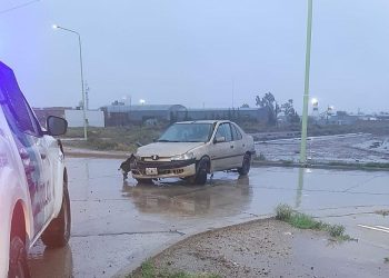 SE DESPISTÓ CON SU AUTO Y TERMINÓ CONTRA UNA COLUMNA DE ALUMBRADO