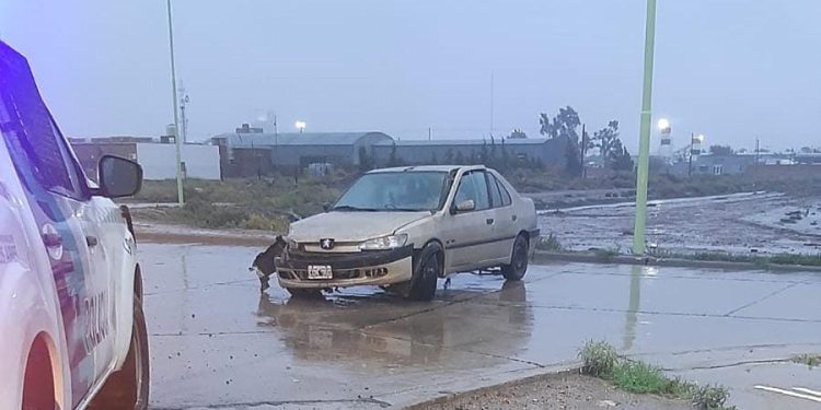 SE DESPISTÓ CON SU AUTO Y TERMINÓ CONTRA UNA COLUMNA DE ALUMBRADO