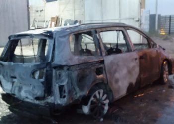 UN VEHÍCULO TOMÓ FUEGO EN UN TALLER MECÁNICO