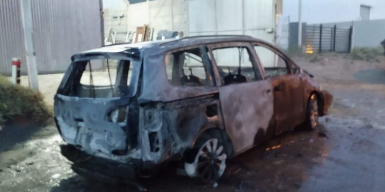 UN VEHÍCULO TOMÓ FUEGO EN UN TALLER MECÁNICO