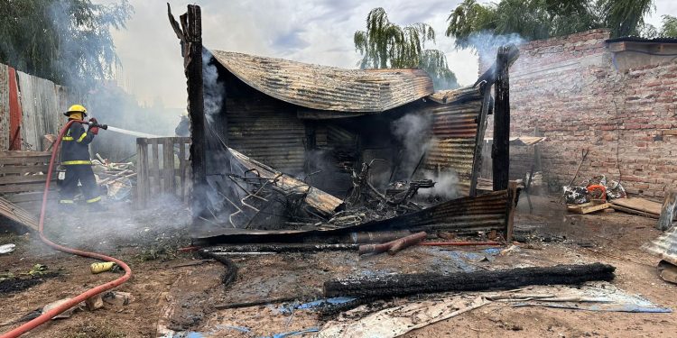 PRODUCTO DE UN INCENDIO SE DESTRUYÓ UN GALPON
