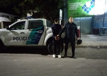 TRES DETENIDOS POR APREDREAR UNA VIDRIERA Y ROBAR UNOS CELULARES