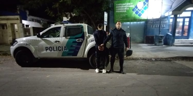 TRES DETENIDOS POR APREDREAR UNA VIDRIERA Y ROBAR UNOS CELULARES