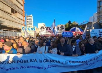 MILES DE BAHIENSES SE MOVILIZARON EN DEFENSA DE LA EDUCACION PUBLICA