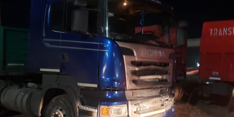 CHOQUE DE DOS CAMIONES DENTRO DE RODOVÍA