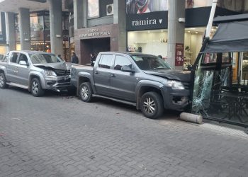 CHOCARON DOS CAMIONETAS Y PROVOCARON DAÑOS EN UN CAFÉ