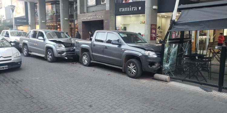 CHOCARON DOS CAMIONETAS Y PROVOCARON DAÑOS EN UN CAFÉ