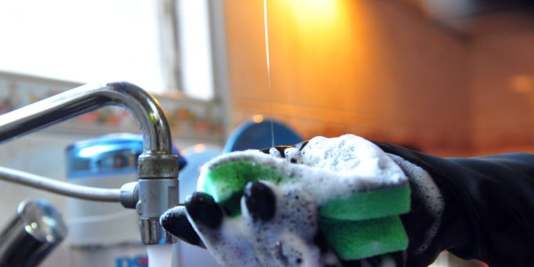 NUEVO AUMENTO PARA LAS EMPLEADAS DOMESTICAS: A CUANTO SUBE LA HORA Y EL MES EN ABRIL Y MAYO