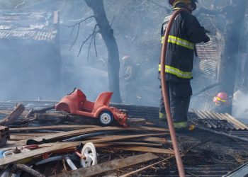 INCENDIO EN EL PATIO DE UNA VIVIENDA