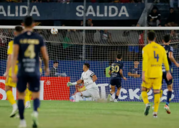 CON UN GOLAZO DE CAVANI, BOCA VENCIÓ 2-1 A TRINIDENSE Y DIO UN PASO CLAVE EN LA COPA SUDAMERICA