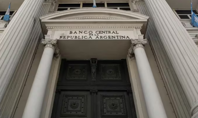 EL BANCO CENTRAL ACELERA LA LICUACIÓN DE PASIVOS EN PESOS PERO TAMBIÉN ASUME MÁS RIESGOS