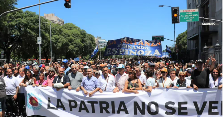 EL PERONISMO PREPARA UNA FUERTE MOVILIZACIÓN AL CONGRESO PARA EL DÍA EN QUE SE VOTE LA LEY BASES