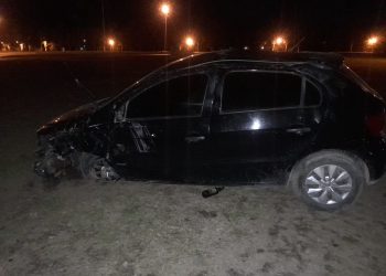 UN AUTO QUEDÓ ABANDONADO EN LA ROTONDA DE LA RUTA 33 Y SESQUICENTENARIO
