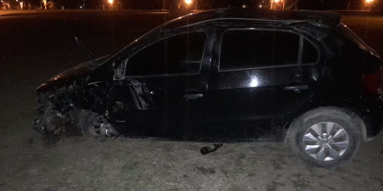 UN AUTO QUEDÓ ABANDONADO EN LA ROTONDA DE LA RUTA 33 Y SESQUICENTENARIO