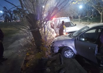 PERDIÓ EL CONTROL DEL AUTO Y TERMINÓ CONTRA UN ÁRBOL