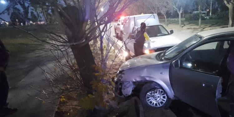 PERDIÓ EL CONTROL DEL AUTO Y TERMINÓ CONTRA UN ÁRBOL