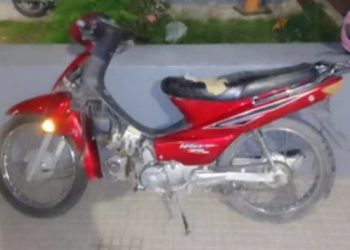 APREHENDIERON A DOS JÓVENES QUE CIRCULABAN EN UNA MOTO ROBADA