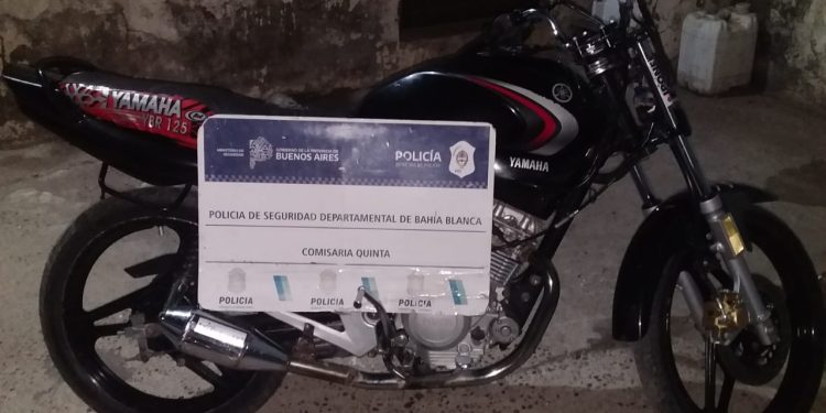 QUEDÓ APREHENDIDO POR LLEVAR A TIRO UNA MOTO SIN PATENTE