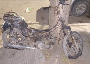SE PELEÓ CON SU VECINO Y LE PRENDIÓ FUEGO LA MOTO