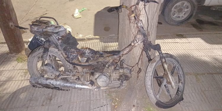 SE PELEÓ CON SU VECINO Y LE PRENDIÓ FUEGO LA MOTO