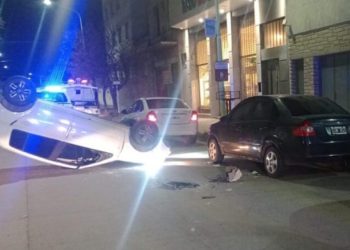 CONDUCÍA ALCOHOLIZADA, CHOCÓ CONTRA DOS AUTOS Y VOLCÓ