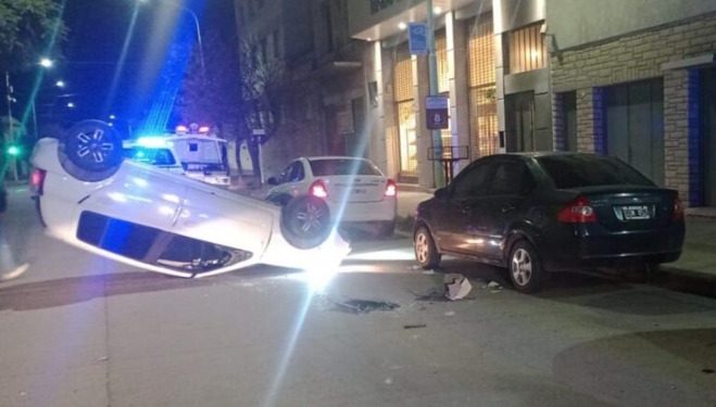 CONDUCÍA ALCOHOLIZADA, CHOCÓ CONTRA DOS AUTOS Y VOLCÓ