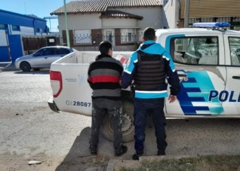 ATACÓ A SUS VECINAS CON UN CAÑO Y UN MACHETE