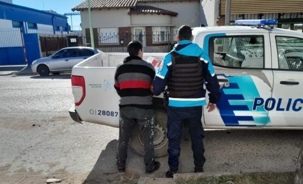 ATACÓ A SUS VECINAS CON UN CAÑO Y UN MACHETE