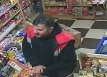 UN HOMBRE ROBÓ CHOCOLATES POR $60 MIL Y QUEDÓ GRABADO POR LAS CÁMARAS